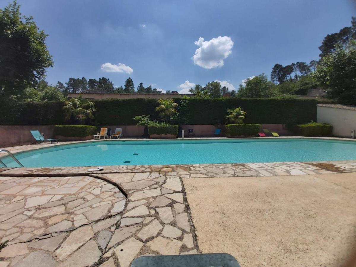 Eblouissant Appartement Au Calme D'Une Residence Avec Piscine Idealement Situe Au Pied Du Colorado Provencal Dans Le Prestigieux Luberon Rustrel Exterior photo
