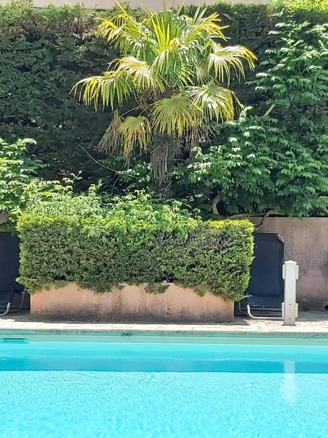 Eblouissant Appartement Au Calme D'Une Residence Avec Piscine Idealement Situe Au Pied Du Colorado Provencal Dans Le Prestigieux Luberon Rustrel Exterior photo